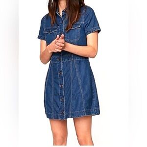 Express denim button down shirt dress size medium. 2 pockets, short sleeved EUC